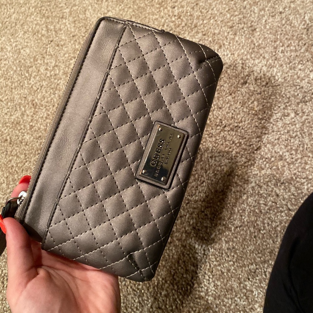 guess wristlet